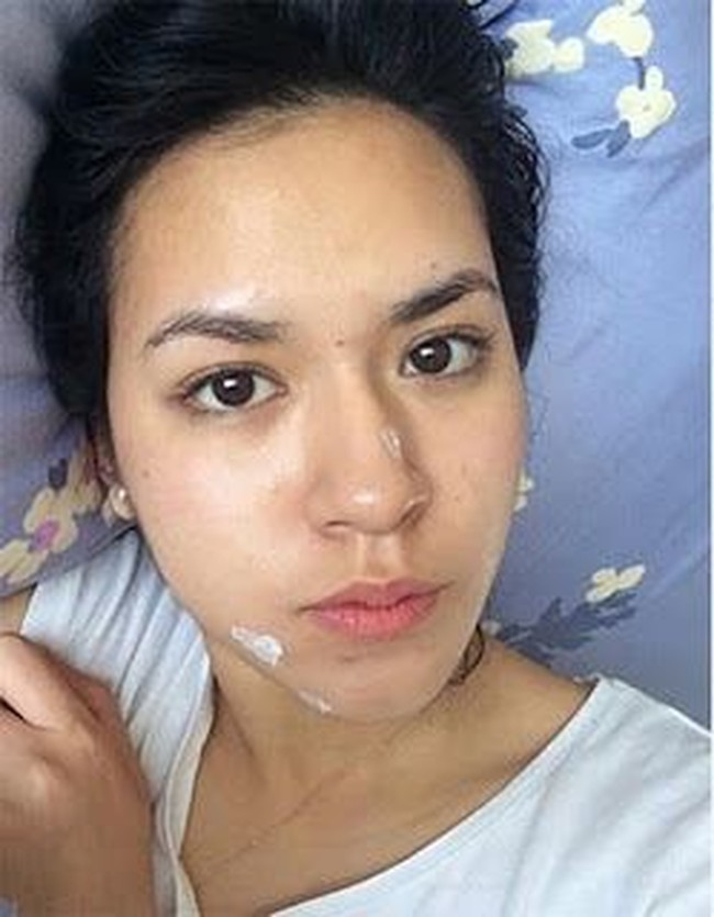 Inilah wajah tanpa makeup Raisa saat berpose menjelang tidur. Dia tampak selfie dengan krim muka menghiasi beberapa titik di wajahnya. (Foto: Instagram)