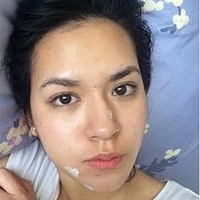 Inilah wajah tanpa makeup Raisa saat berpose menjelang tidur. Dia tampak selfie dengan krim muka menghiasi beberapa titik di wajahnya. (Foto: Instagram)