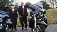 Presiden Amerika Serikat Donald Trump memamerkan moge.