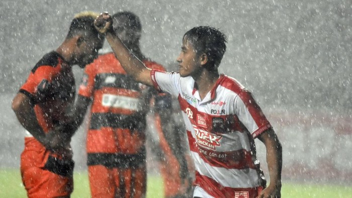 Pesepak bola Madura United FC Bayu Gatra (kanan) melakukan selebrasi setelah mencetak gol ke gawang Perseru Serui dalam pertandingan Piala Presiden 2018 Grup C, di Gelora Bung Tomo (GBT), Surabaya, Jawa Timur, Kamis (18/1). ANTARA FOTO/M Risyal Hidayat/kye/18