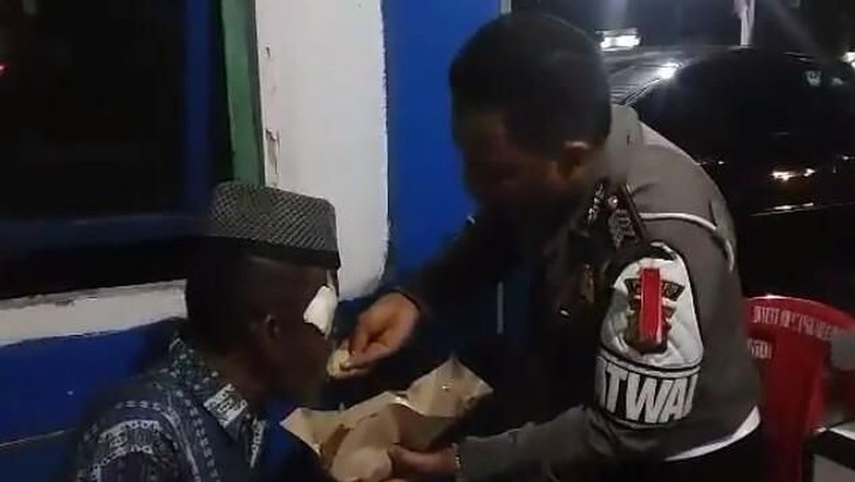 Foto Suapi Kakek Jadi Viral, Bripka Yumanto Diundang Makan oleh Kapolri Foto Suapi Kakek Jadi Viral, Bripka Yumanto Diundang Makan oleh Kapolri