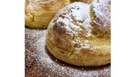Aktris cantik kelahiran 1997 ini membuat choux pastry. Kue asal Prancis ini lebih dikenal dengan nama kue sus. Kue sus ini diisi dengan dua varian rasa olehnya.  Vanila dan rum serta isian coklat hazelnut. Foto: Instagram @arieltatum