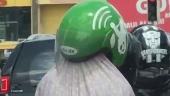 Bu, kebalik bu helmnya. (Foto: Instagram/dramaojol.id)