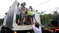 Sedikitnya sudah ada lebih dari 22.000 warga yang diungsikan ke pusat evakuasi (Foto: REUTERS/Stringer)