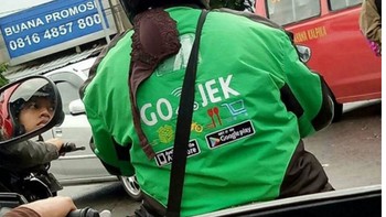 Itu BH-nya masih nyantol, buru-buru si bapaknya nih. (Foto: Instagram/dramaojol.id)