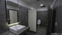 Toilet untuk atlit yang tampak bersih