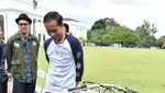 Potret Jokowi dan Motor Chopper Emas yang Baru Dibelinya