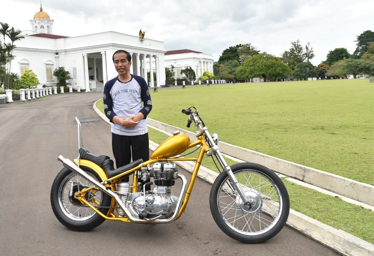 Jokowi dan Motor Chopper Emas di Istana Bogor Jokowi dan Motor Chopper Emas di Istana Bogor