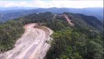 Wow, Jalan di Papua Dibangun Belah Hutan Nanjak Bukit