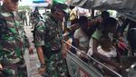 Potret Satgas Kesehatan TNI Beri Vaksin ke Anak-anak Asmat