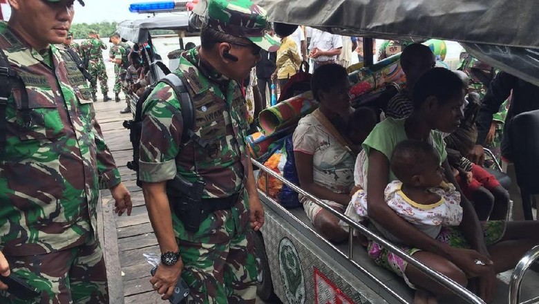 Satgas Kesehatan TNI Beri Vaksin Campak untuk Anak-anak di Asmat Satgas Kesehatan TNI Beri Vaksin Campak untuk Anak-anak di Asmat