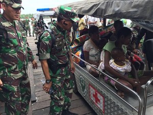 Satgas Kesehatan TNI Beri Vaksin Campak untuk Anak-anak di Asmat