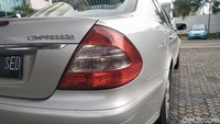 Mercy E200 Kompresor lansiran 2009 dibanderol Rp 160 juta dan Rp 175 juta untuk lansiran 2010. Untuk ketersediaan unit, ada sekitar 50 mobil untuk yang lansiran 2010 dan hanya 20 unit untuk Mercy E200 Kompresor 2009. Foto: Ruly Kurniawan
