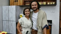 Di satu kesempatan, Widi dan sang suami, Dwi Sasono terlihat sedang memasak berdua dalam sebuah acara. Tak hanya cocok, tapi juga selalu terlihat kompak! Foto: Instagram@widimulia