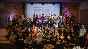Para anggota dari komunitas blogdetik serta para pendiri blogdetik berfoto bersama saat berlangsungnya acara Kopda Pamitan Blogdetik, Akhiri Dengan Indah di Jakarta, Sabtu (20/1/2018).