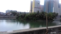 Dulu saya bawa temen, dia orang pinter. Begitu saya ajak dia mancing di deket pulau, dia ngomong di depannya itu kan tempatnya istana buaya putih. Yah, dia ngomong ya udah saya nggak jadi mancing, langsung pulang, ujar seorang warga, Herman, saat ditemui detikcom di Danau Sunter, Jakarta Utara, Sabtu (20/1/2018).