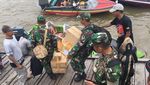 Potret Satgas Kesehatan TNI Beri Vaksin ke Anak-anak Asmat