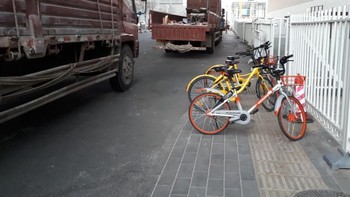 Banyak warga China mengandalkan sepeda. Tak heran persewaan sepeda secara online melalui smartphone laku keras di sana. Ini sepeda online teronggok di salah satu sudut Beijing. Foto: Fino Yurio Kristo/detikcom
