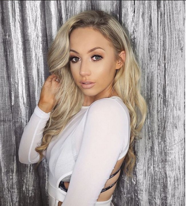 Influencer asal Inggris, Elle Darby, pernah meminta paket menginap dan makan gratis di Hari Valentine 2018 ke sebuah hotel di Dublin. Elle menjanjikan barter dengan promosi di situsnya. Namun penawarannya ditolak mentah-mentah pihak hotel dengan mem-postingnya di Facebook. Hal itu mencoreng namanya, bahkan Elle sampai mendapat ancaman pembunuhan dan didoakan mati karena kanker oleh netizen. Foto: Instagram