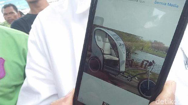  Model becak yang ditunjukkan Wakil Ketua DPRD DKI M Taufik