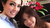 Setuju kan gengs kalau mereka sama-sama cantik? Foto: Instagram dr Reisa Brotoasmoro