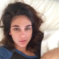 Berpose tanpa makeup dan rambut berantakan, Luna Maya tetap cantik. (Foto: Instagram)