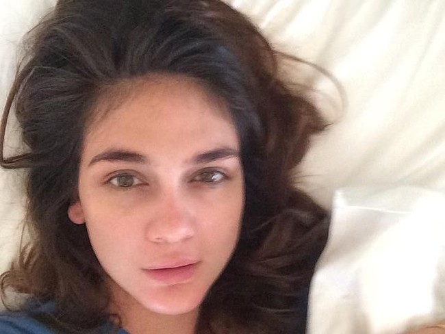 Berpose tanpa makeup dan rambut berantakan, Luna Maya tetap cantik. (Foto: Instagram)