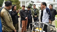 Presiden RI ini pun akhirnya meminang motor chopper berkelir emas. Foto: Rusman/ Biro Pers Setpres
