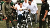 Jokowi menunggangi motor chopper sebelum membeli chopper berkelir emas. Foto: Dok. Instagram shitlicious