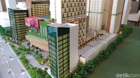 Sejumlah pengunjung datang untuk melihat-lihat bentuk apartemen sekaligus mencari tahu penawaran harga apartemen.