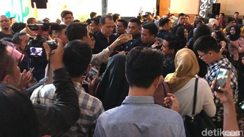 Usai CT turun panggung, ia pun dikerumuni anak-anak muda yang ingin foto selfie bersama. (Foto: detikINET/Adi Fida Rahman)