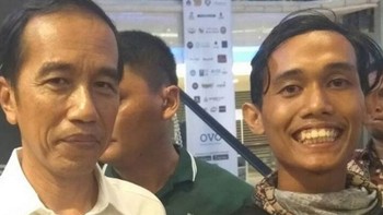 Ada juga momen membanggakan ketika driver ojek online bisa berfoto bareng Presiden RI saat ini. (Foto: Instagram/dramaojol.id)