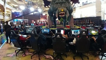 Agar meriah, Acer mendirikan patung Roshan yang merupakan salah satu creep yang ada di Dota 2. (Foto: detikINET/Muhammad Alif Goenawan)