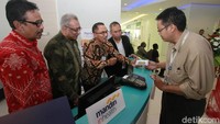 Direktur Utama Mandiri Inhealth Iwan Pasila (tengah), memberikan penjelasan kepada pengunjung didampingi Kepala Kantor Operasional Mandiri Inhealth Jakarta Tunggul Yogi Hernowo (dari kiri), CEO RS Columbia Asia Indonesia Ravi Raj, dan Direktur RS Columbia Asia Pulomas Himawan Prasetyo, pada peresmian konter khusus Mandiri Inhealth di RS Columbia Asia Pulomas, Jakarta.