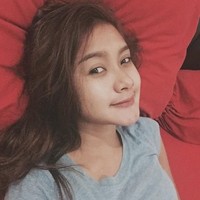 Penyanyi dangdut Cita Citata yang rela melakukan laser pada wajahnya demi menghilangkan flek dan bekas jerawat tampak fresh saat berpose tanpa makeup di tempat tidur. (Foto: Instagram)