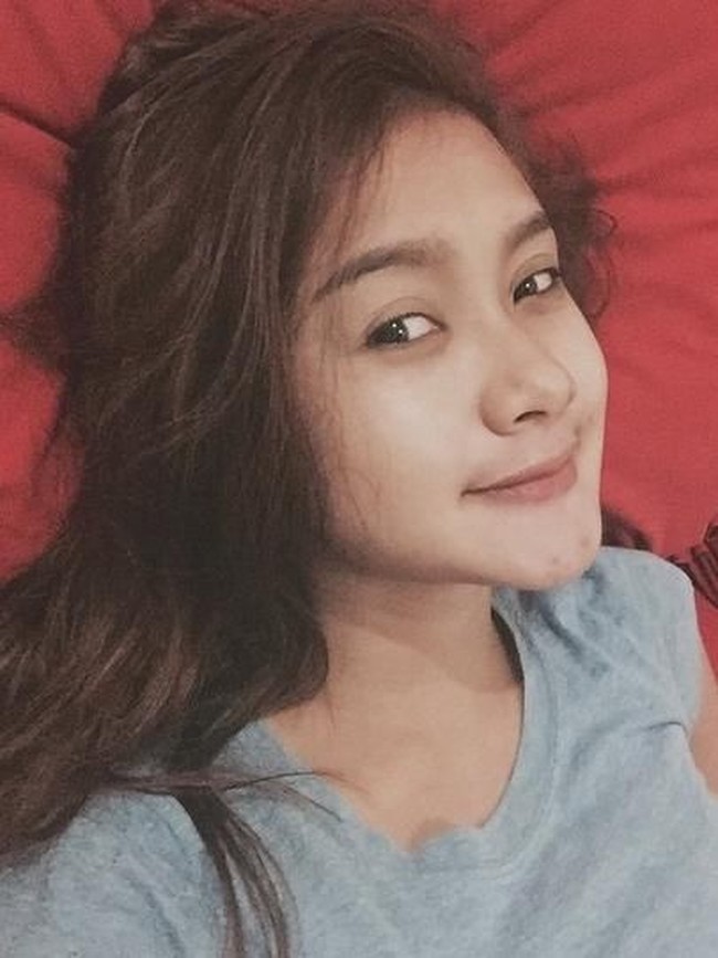 Penyanyi dangdut Cita Citata yang rela melakukan laser pada wajahnya demi menghilangkan flek dan bekas jerawat tampak fresh saat berpose tanpa makeup di tempat tidur. (Foto: Instagram)