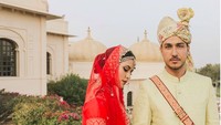 Yang terakhir, ada juga Raisa dan Hamish Daud yang serasi saat mengenakan pakaian India. Foto: Instagram Raisa Andriana