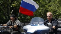 Presiden Rusia Vladimir Putin terlihat tengah asyik menunggangi Harley-Davidson. Foto: Internet