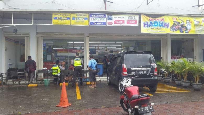 Sopir Salah Injak Pedal, Sebuah Mobil Nyelonong Masuk Mini Market Sopir Salah Injak Pedal, Sebuah Mobil Nyelonong Masuk Mini Market