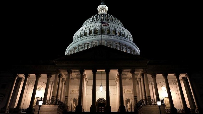 Situasi di Capitol Hill Usai Pemerintah AS Tutup U.S. Capitol is seen shortly after beginning of the Government shutdown in Washington, U.S., January 20, 2018. REUTERS/Yuri Gripas