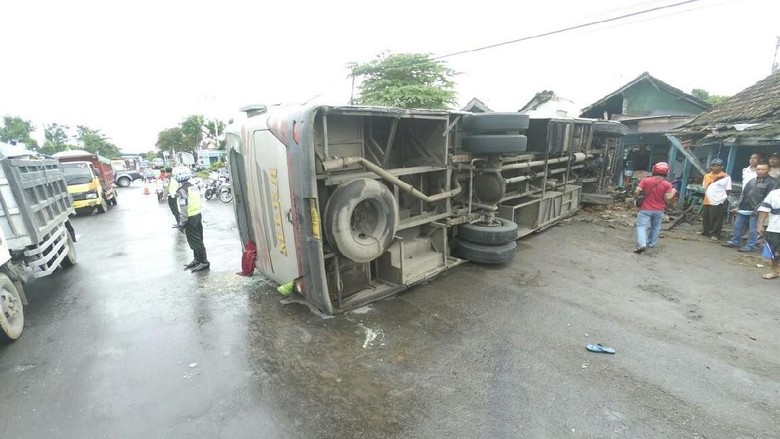 Hindari Motor, Bus Mira Terguling Hantam Rumah Warga di Jombang Hindari Motor, Bus Mira Terguling Hantam Rumah Warga di Jombang