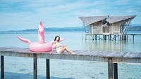 Saat Stuart Collin liburan ke Pulau Diyonumo, Gorontalo, Maria Vania juga berada di sana. Foto: Instagram Maria Vania