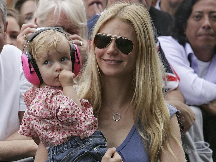 Anak Selebriti Bernama Unik LONDON - JULY 02: Actress Gwyneth Paltrow and daughter Apple watch Coldplay singer Chris Martin perform on stage at Live 8 London in Hyde Park on July 2, 2005 in London, England. The free concert is one of ten simultaneous international gigs including Philadelphia, Berlin, Rome, Paris, Barrie, Tokyo, Cornwall, Moscow and Johannesburg. The concerts precede the G8 summit (July 6-8) to raising awareness for MAKEpovertyHISTORY. (Photo by MJ Kim/Getty Images)