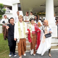 Pernikahan Ardina Rasti dan Arie Dwi Andika mengambil tema adat Jawa. Ia tampil anggun dan elegan mengenakan kebaya putih yang diberi aksen selendang merah. Foto: Noel/detikHOT