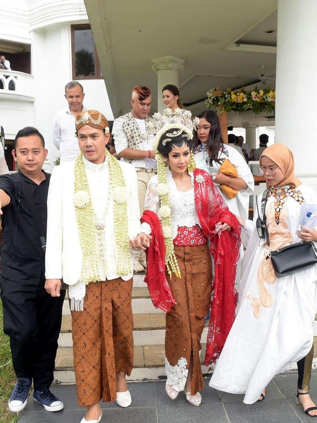 Pernikahan Ardina Rasti dan Arie Dwi Andika mengambil tema adat Jawa. Ia tampil anggun dan elegan mengenakan kebaya putih yang diberi aksen selendang merah. Foto: Noel/detikHOT