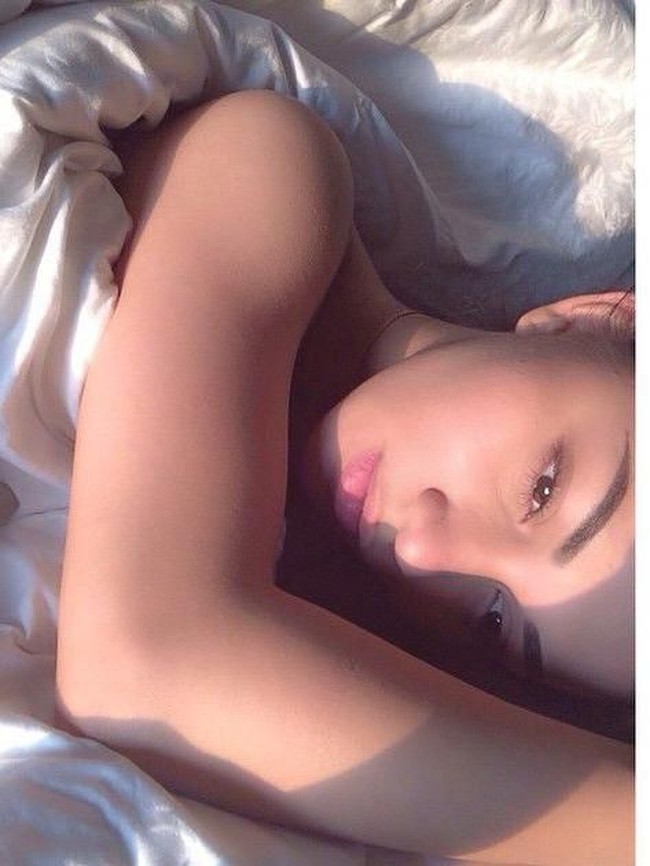 Sulam alis adalah rahasia Ariel Tatum tetap terlihat cetar saat bangun tidur. (Foto: Instagram)