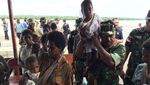Potret Satgas Kesehatan TNI Beri Vaksin ke Anak-anak Asmat