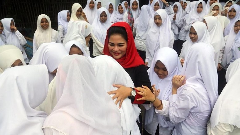 Berani Bercita-cita Tinggi, Pesan Puti kepada Santriwati Bangkalan Berani Bercita-cita Tinggi, Pesan Puti kepada Santriwati Bangkalan