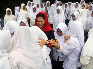 Berani Bercita-cita Tinggi, Pesan Puti kepada Santriwati Bangkalan