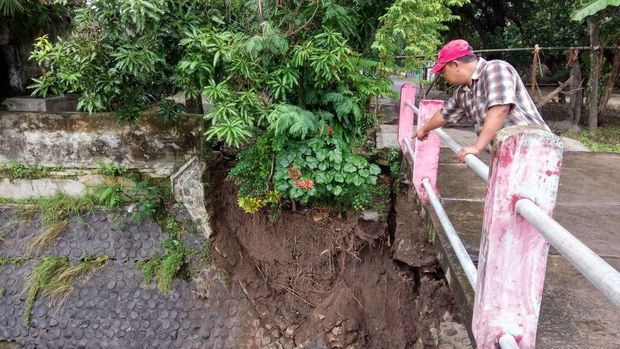 pondasi penguat jembatan longsor akibat tergerus derasnya arus Sungai
